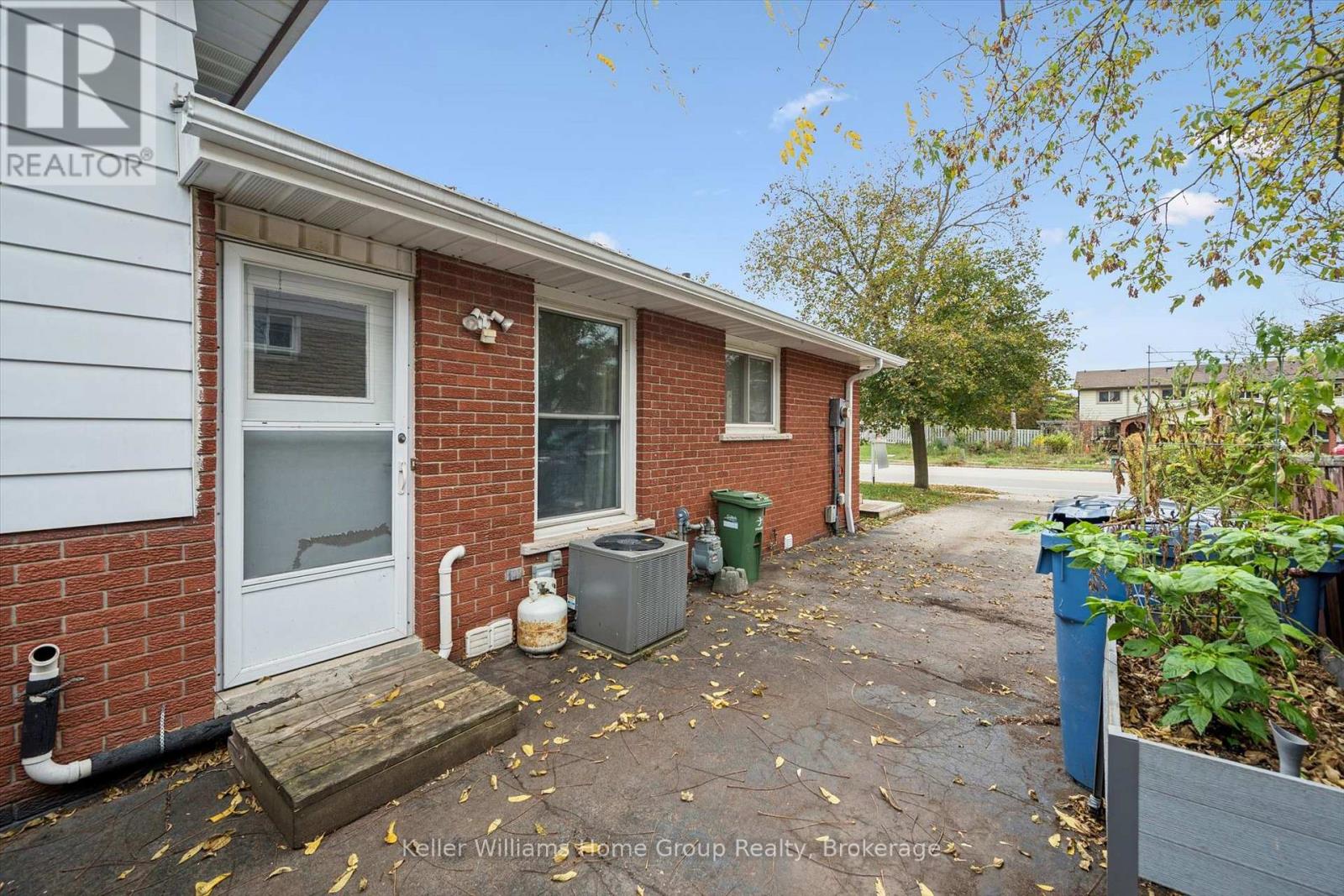 602 College Avenue West — photo 33