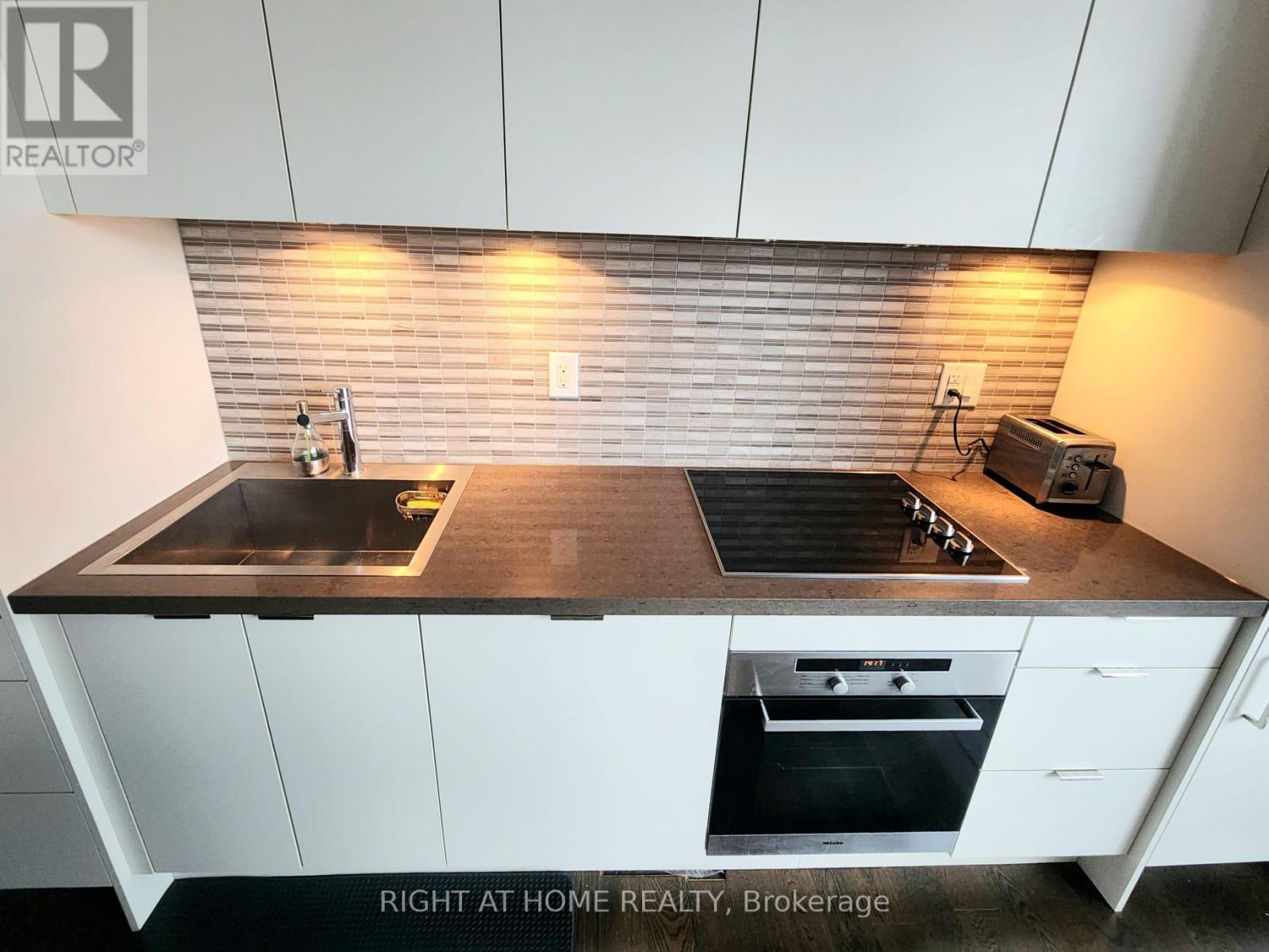 21 Widmer Street — photo 10