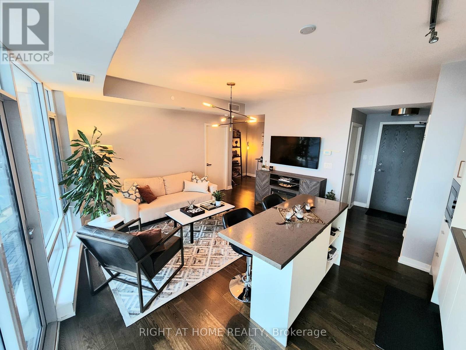 21 Widmer Street — photo 4