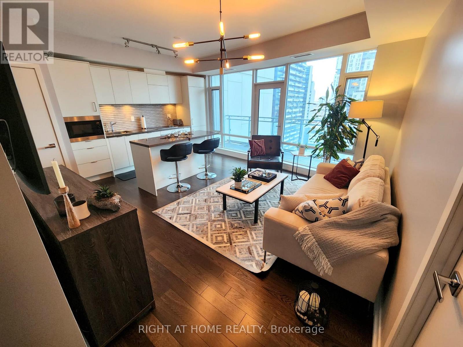 21 Widmer Street — photo 8