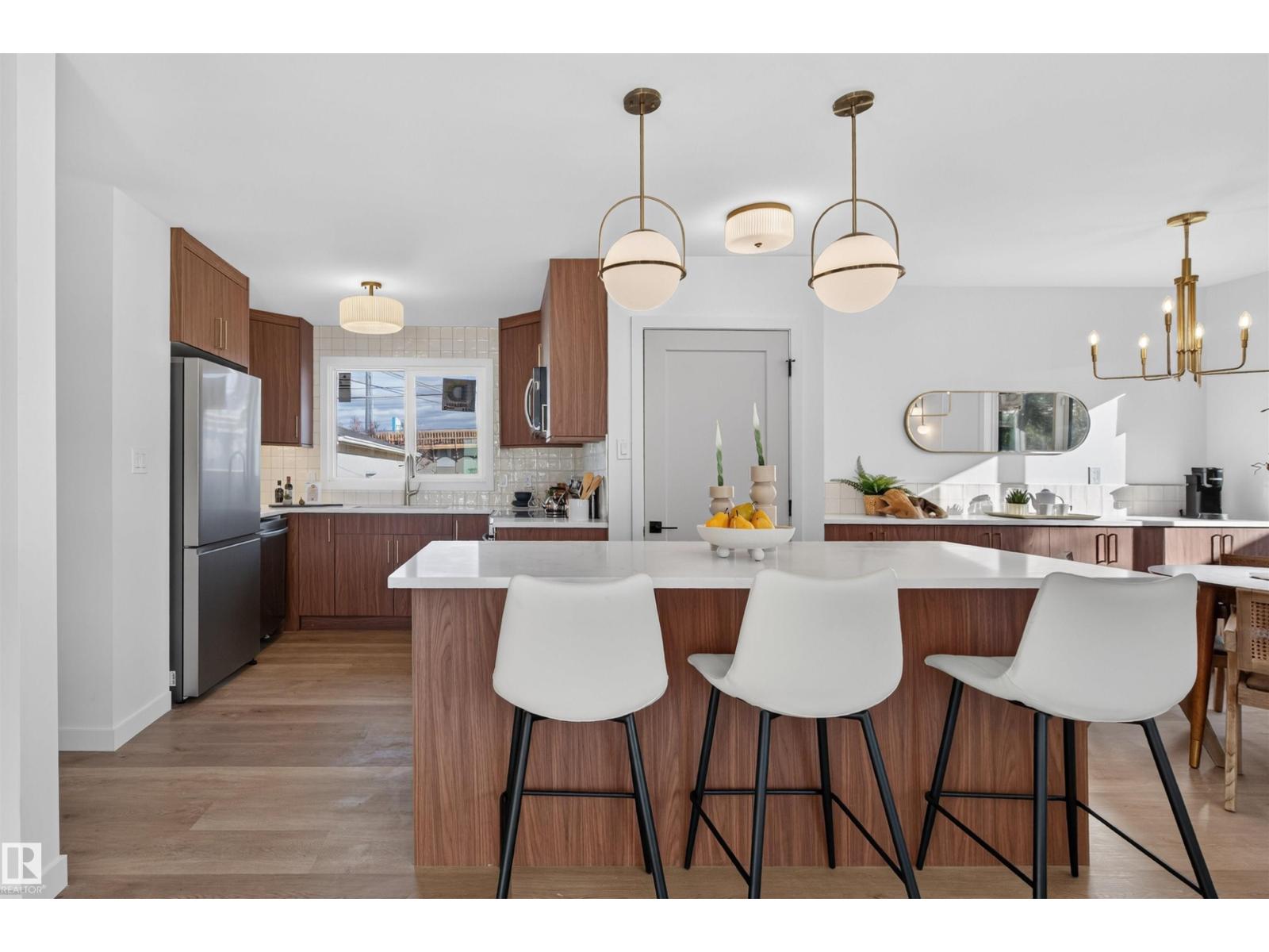 8507 52 ST NW - 4