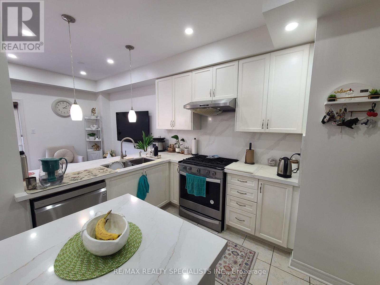 360 Hobbs Crescent — photo 14