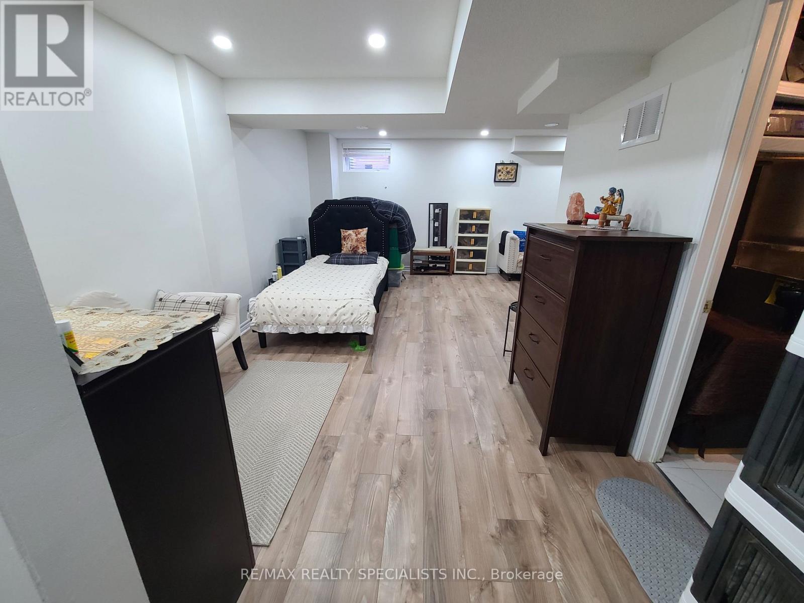 360 Hobbs Crescent — photo 34