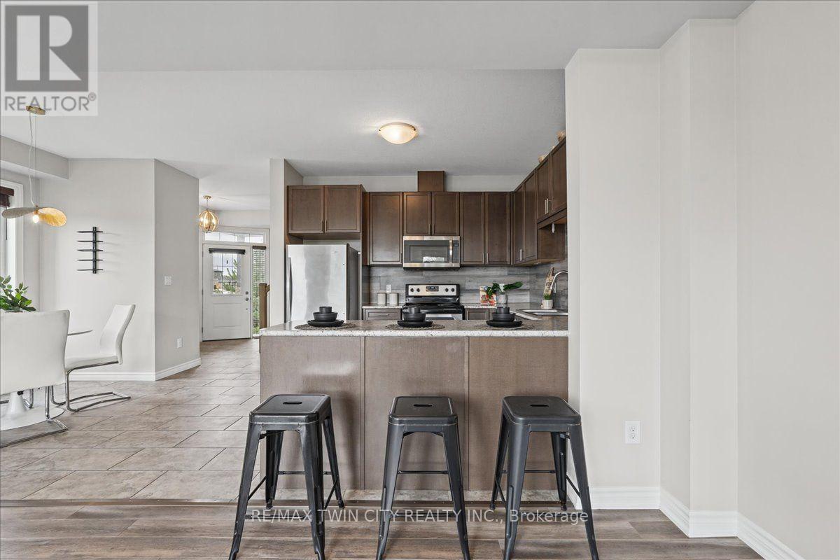 100 LINKS CRESCENT N, Woodstock (Woodstock - North) — photo 11