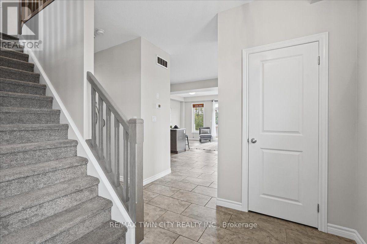100 LINKS CRESCENT N, Woodstock (Woodstock - North) — photo 4