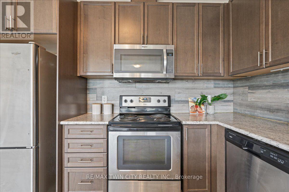 100 LINKS CRESCENT N, Woodstock (Woodstock - North) — photo 9