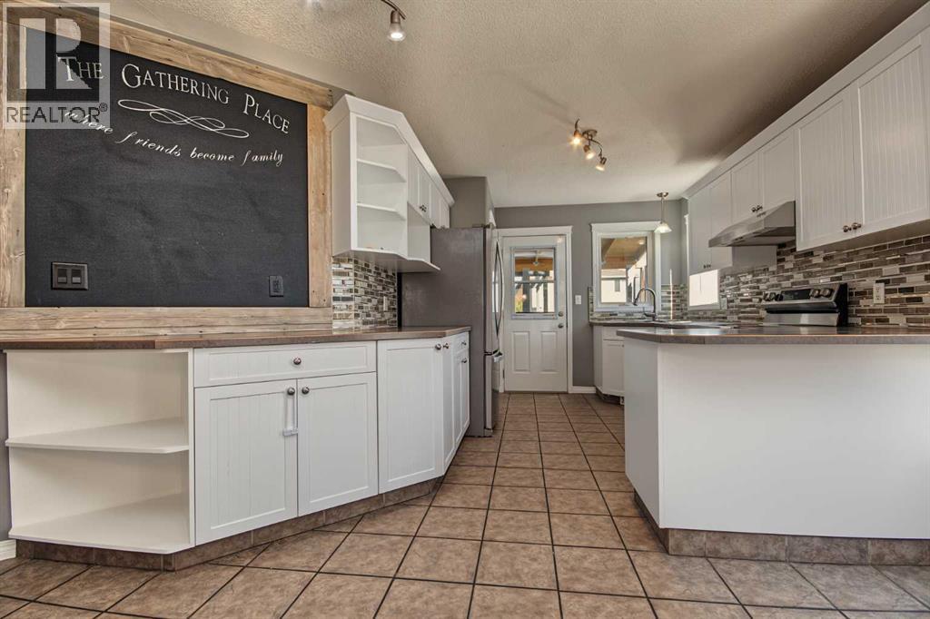 10646 Royal Oaks Drive E, photo 9 of 28