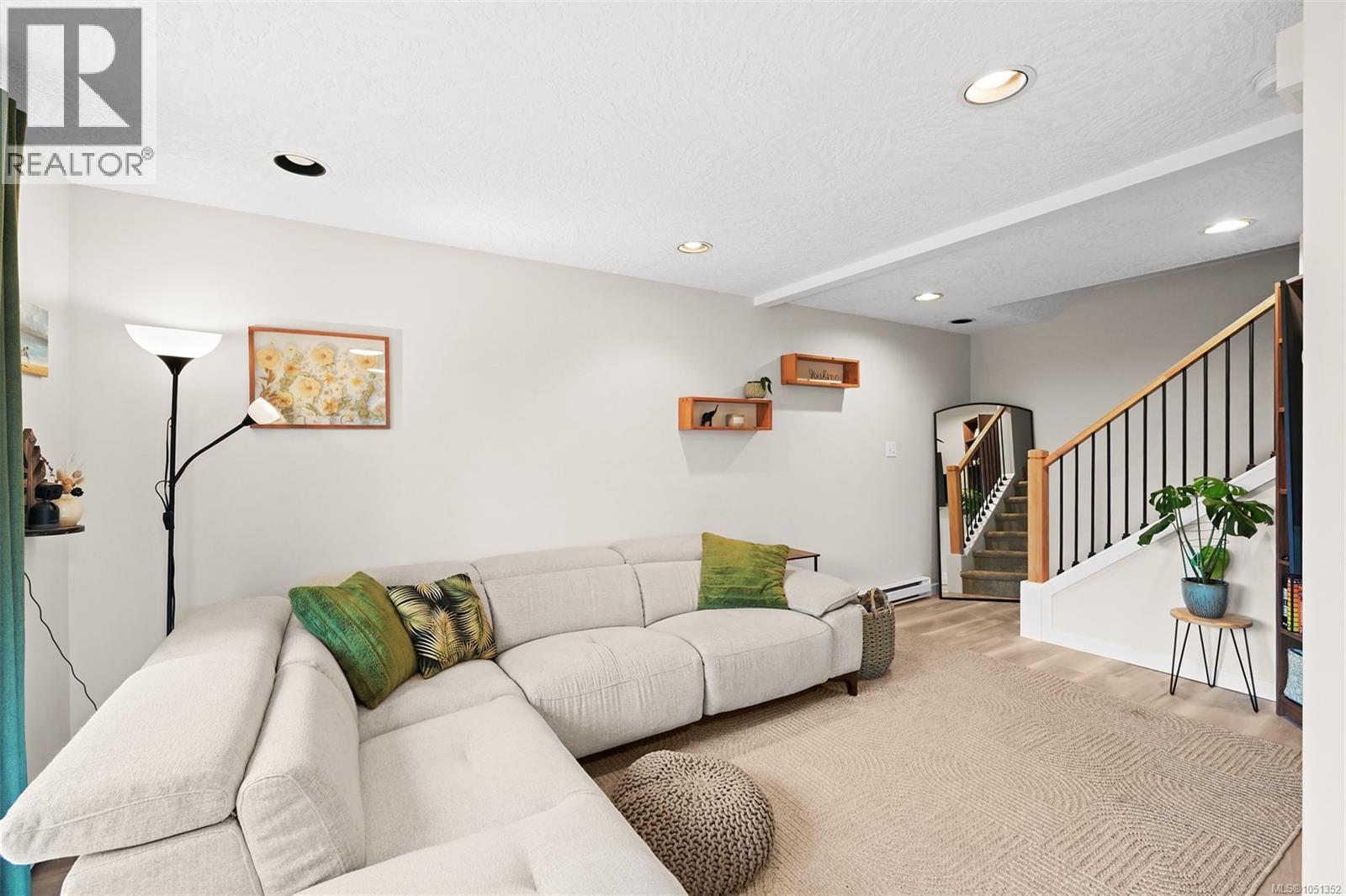  2207 Victor Street, Victoria