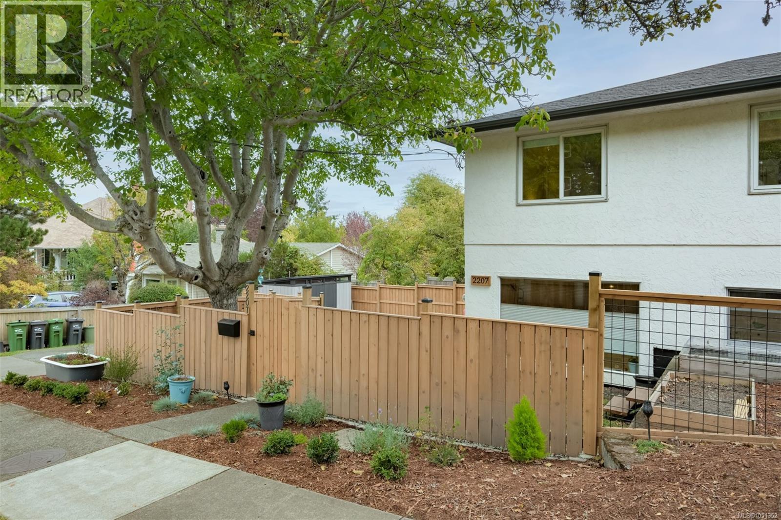  2207 Victor Street, Victoria