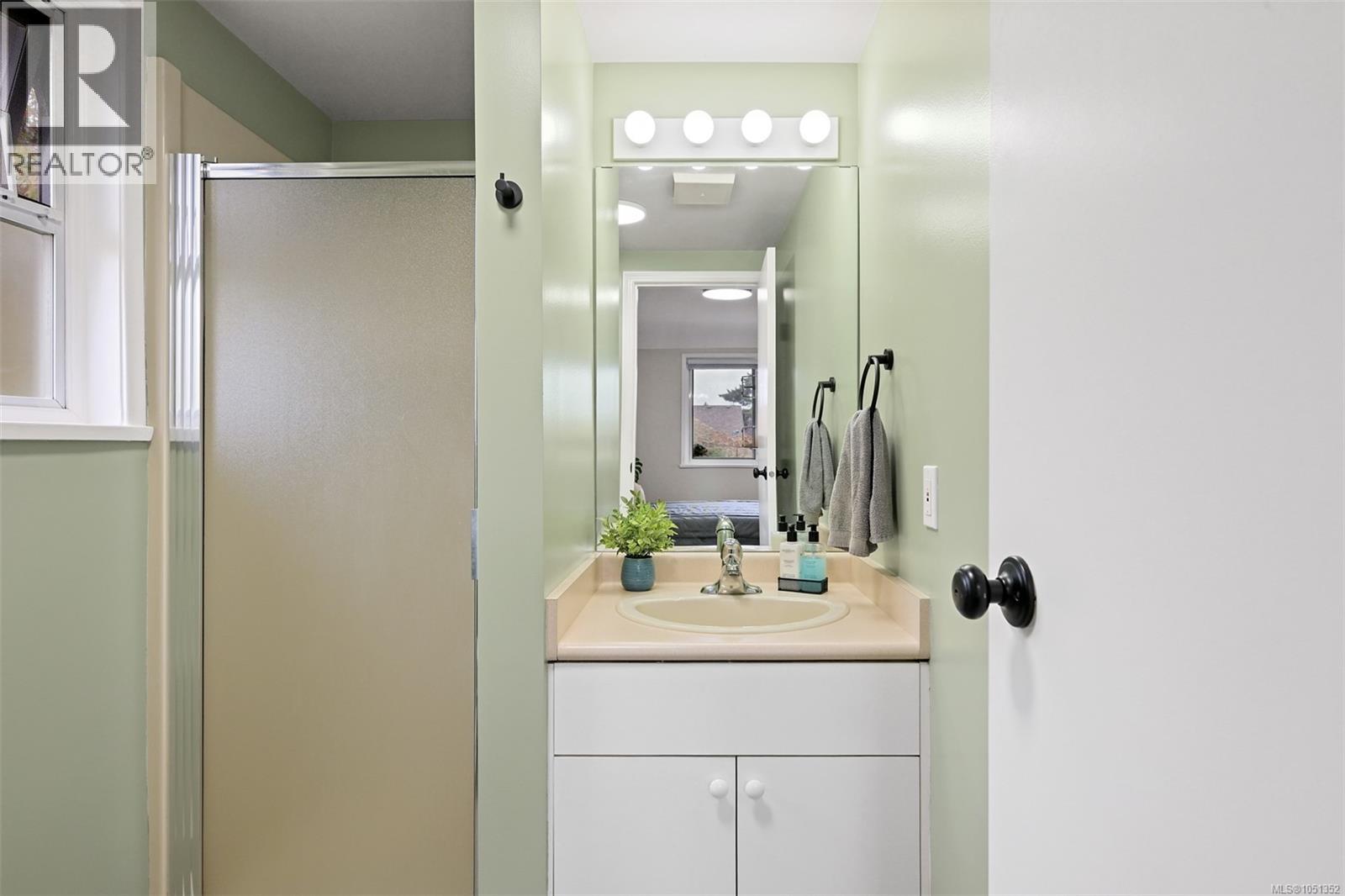  2207 Victor Street, Victoria