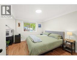 2207 Victor St, Victoria, BC V8R4C6 Photo 14