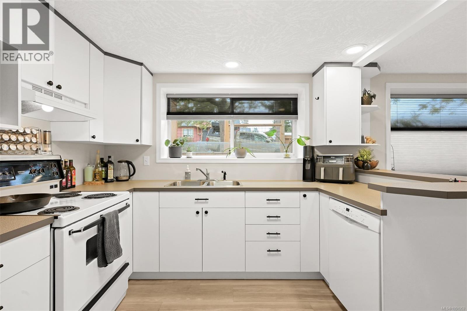  2207 Victor Street, Victoria