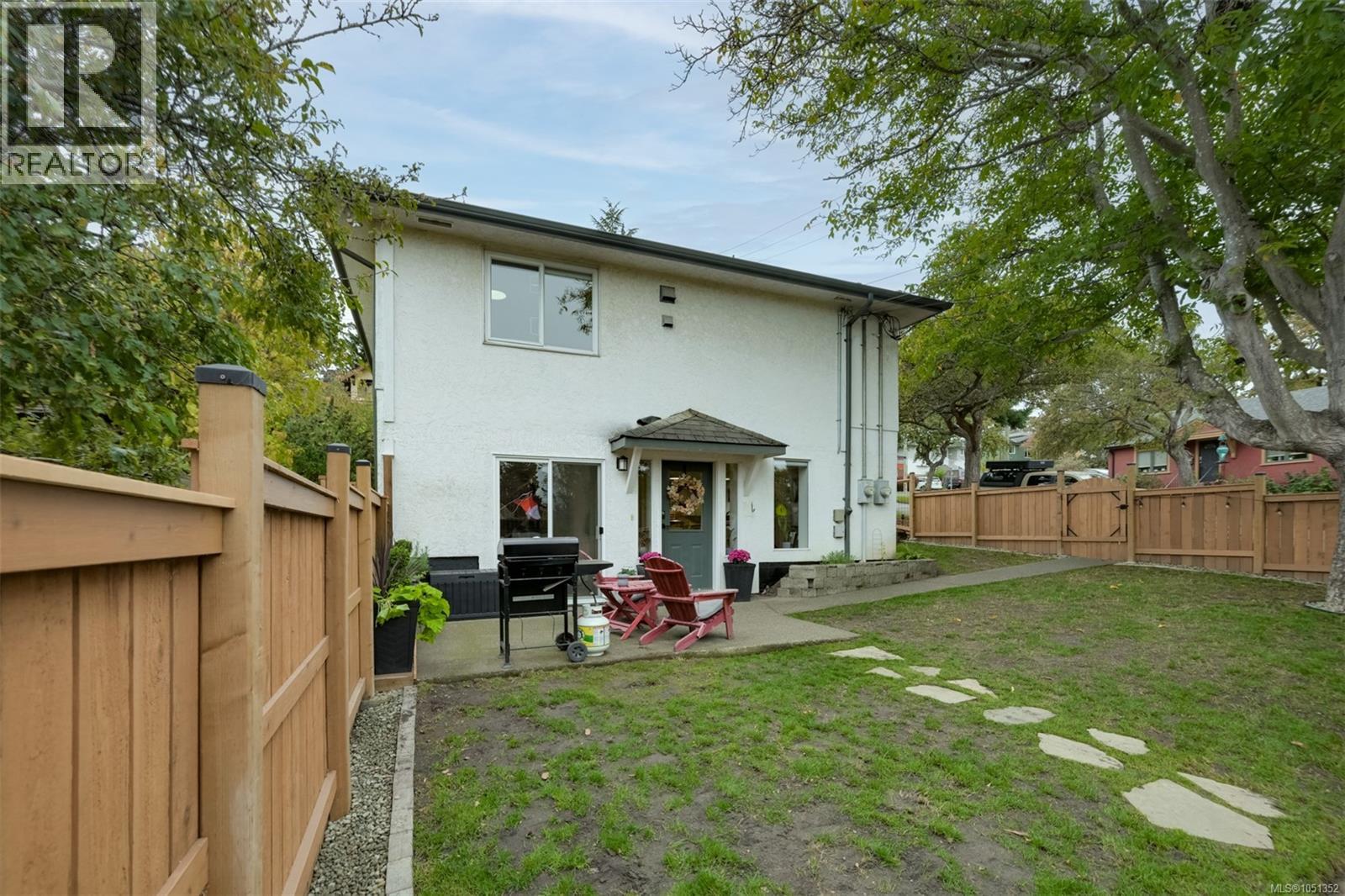  2207 Victor Street, Victoria