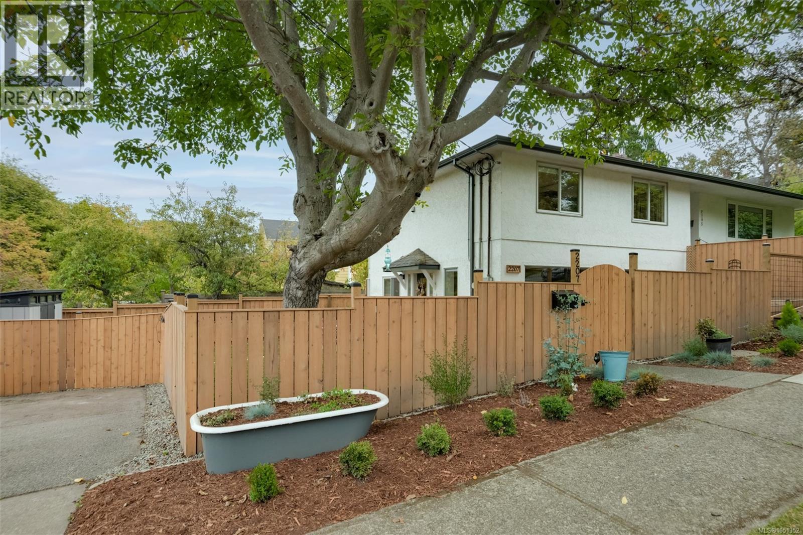  2207 Victor Street, Victoria