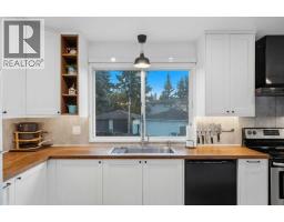 Kitchen - 11116 Southdale Road Sw, Calgary, AB T2W0X4 Photo 8