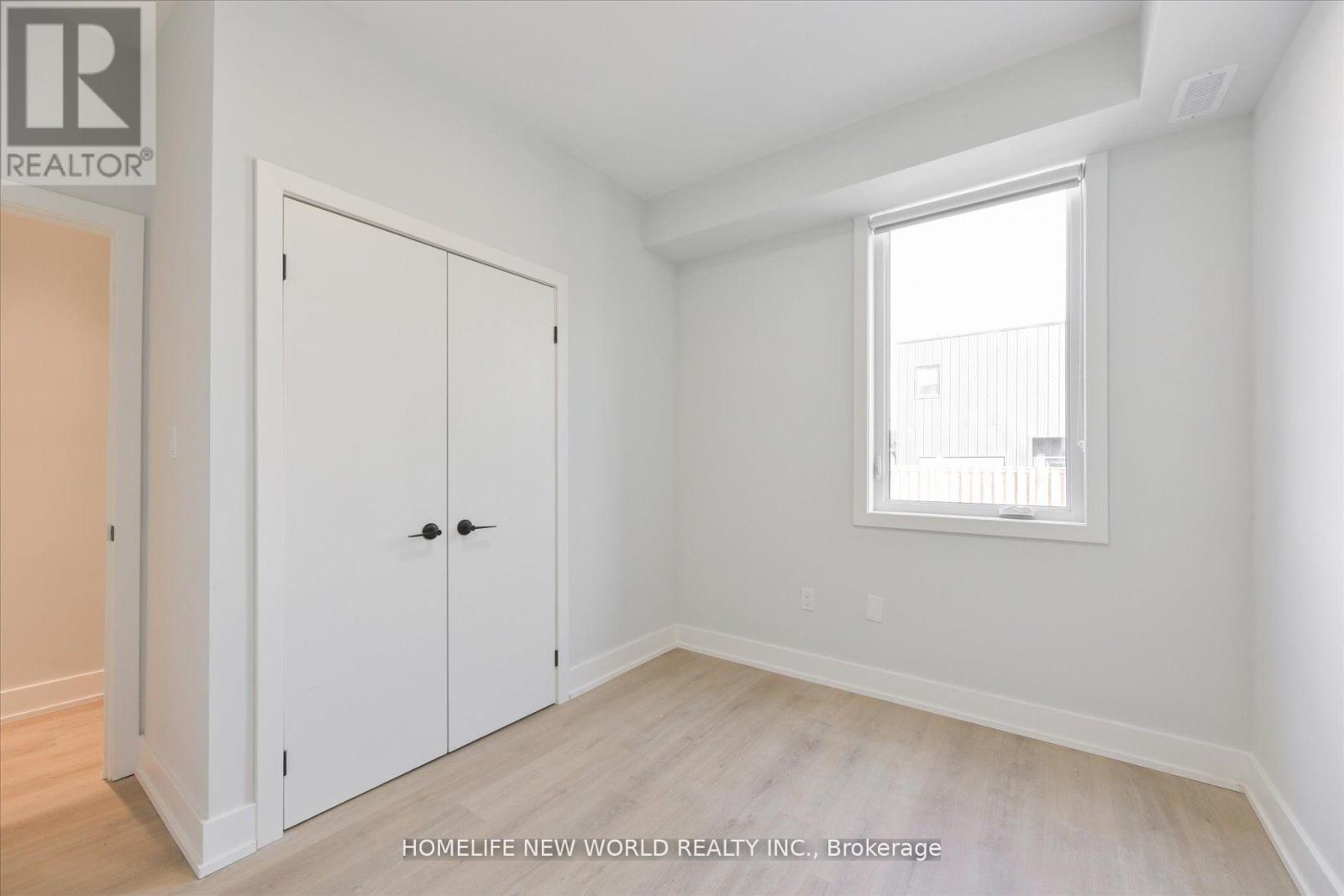 Dufferin Street — photo 13