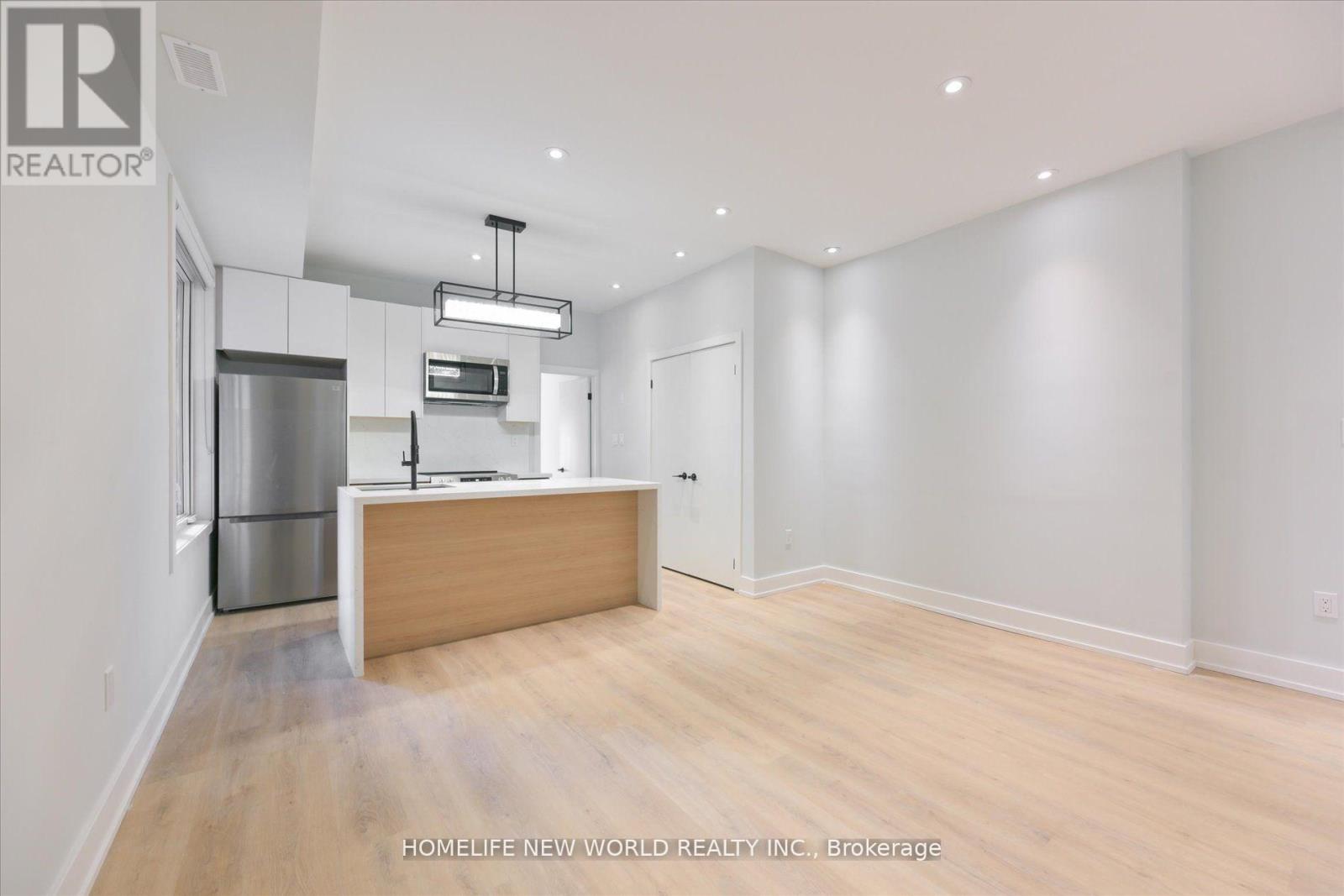 Dufferin Street — photo 14
