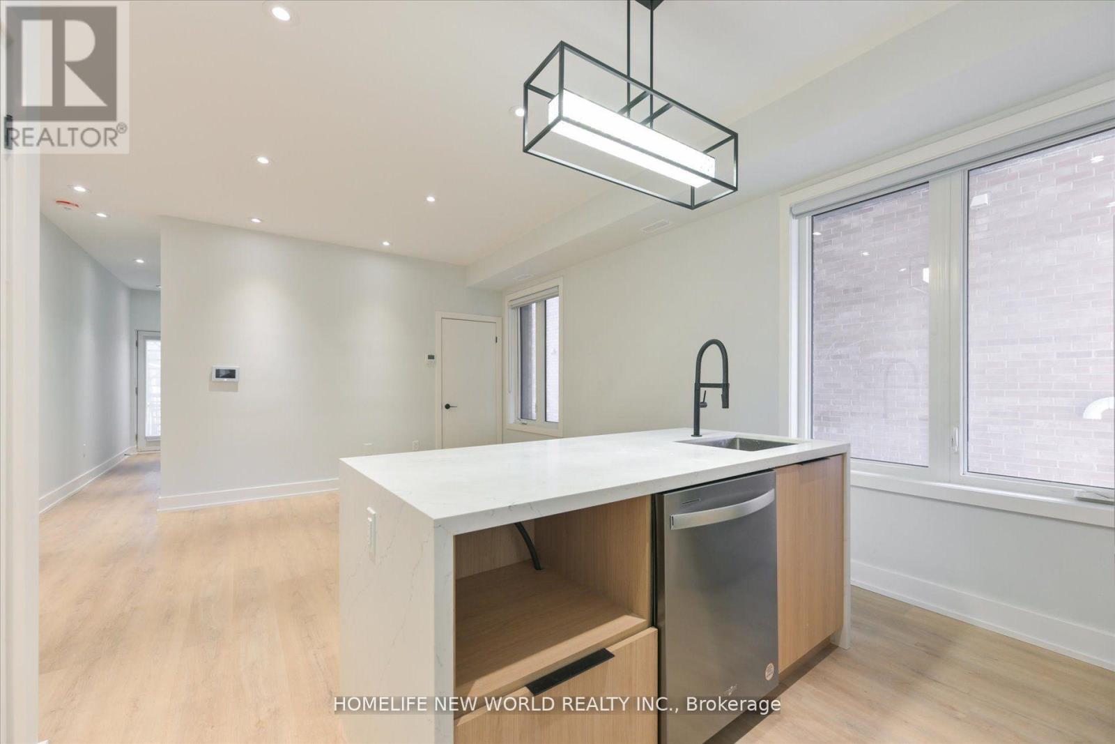 Dufferin Street — photo 15