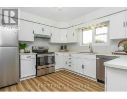 Family room - 33 Shaw Street, Springwater, ON L0L1P0 Photo 10