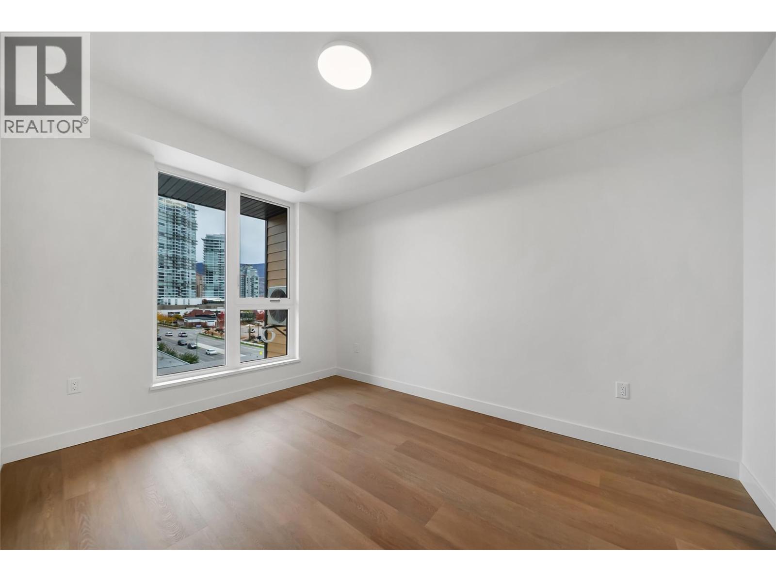 #512 647 Clement Avenue - 13