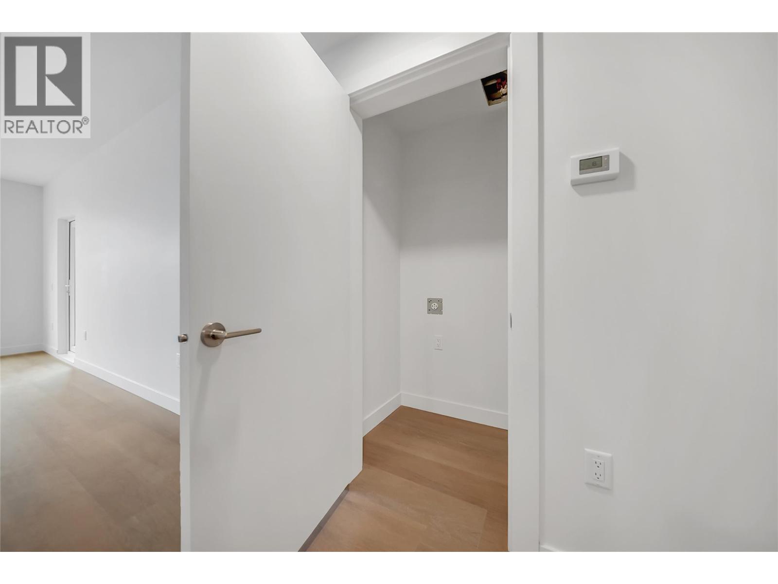 #512 647 Clement Avenue - 21