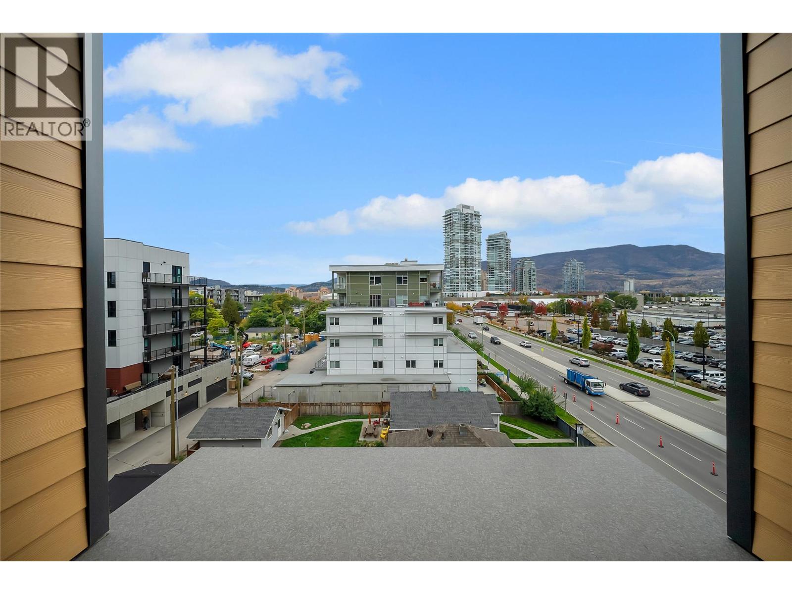 #512 647 Clement Avenue - 23