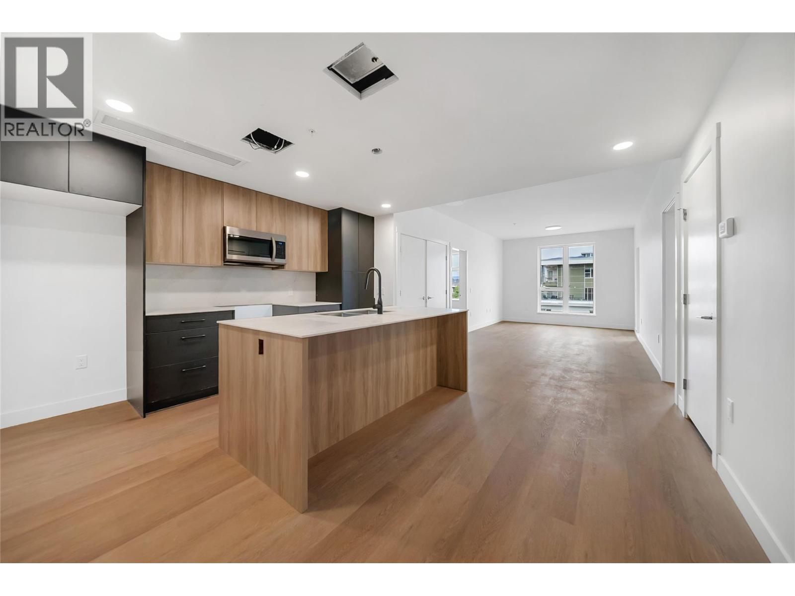 #512 647 Clement Avenue - 3