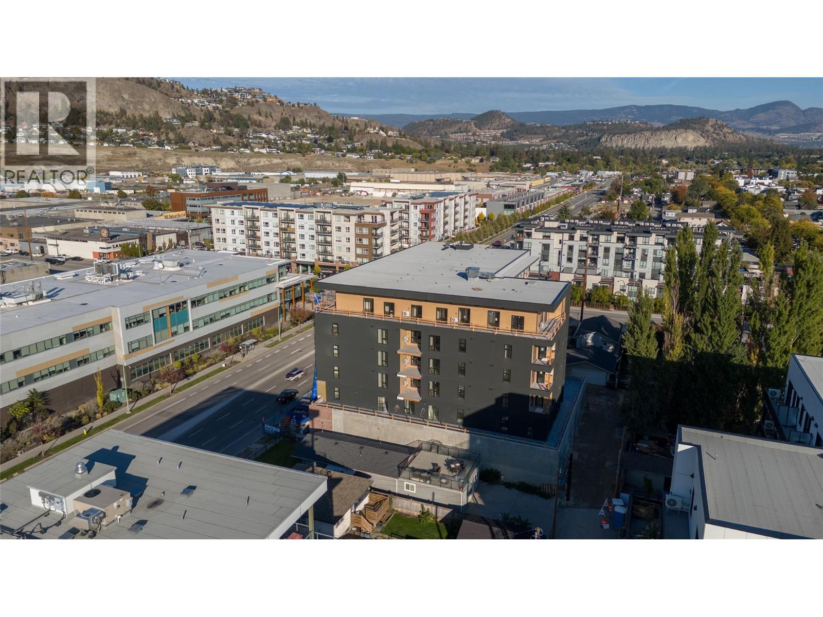 #512 647 Clement Avenue - 30