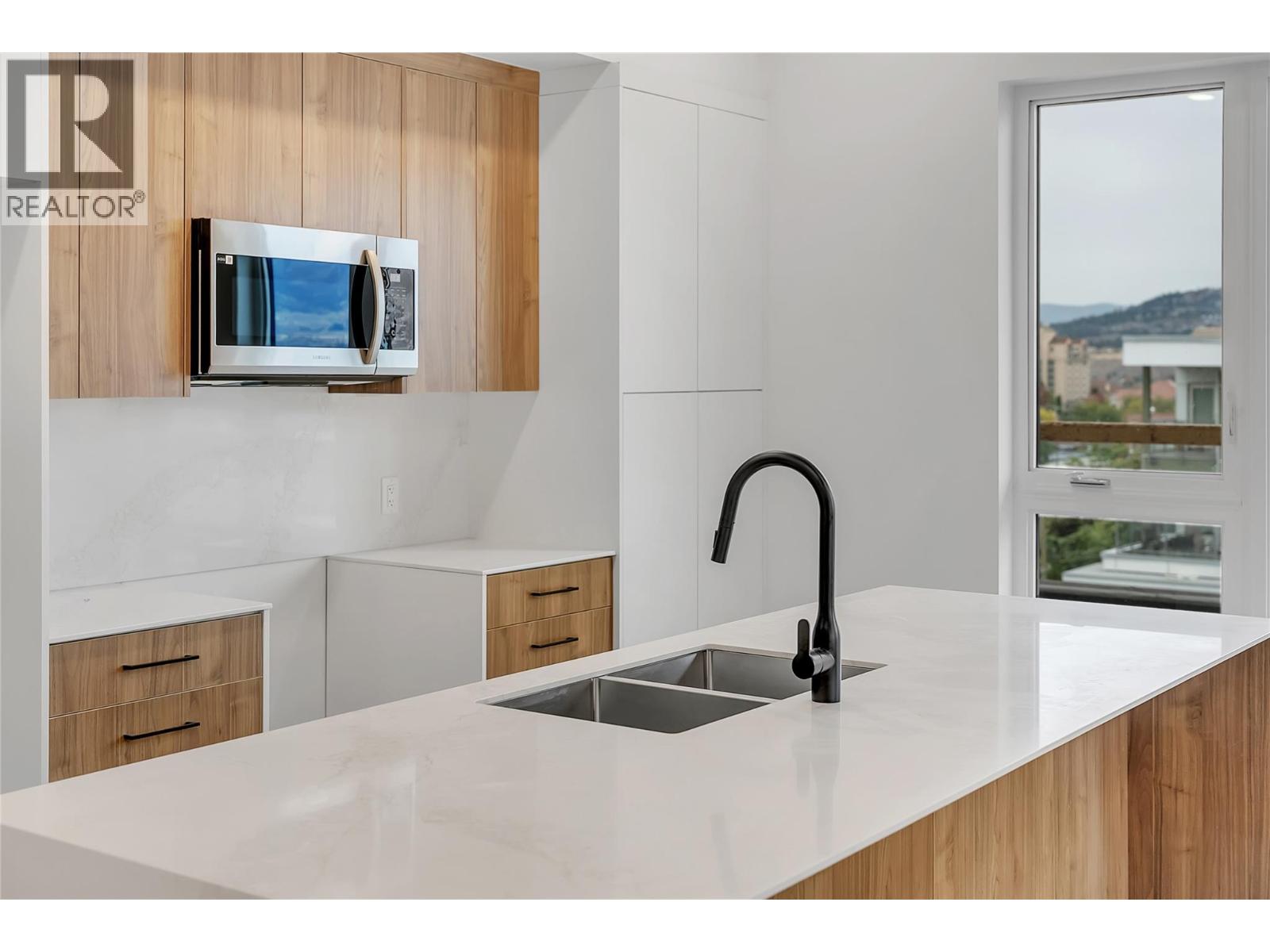 #611 647 Clement Avenue - 13