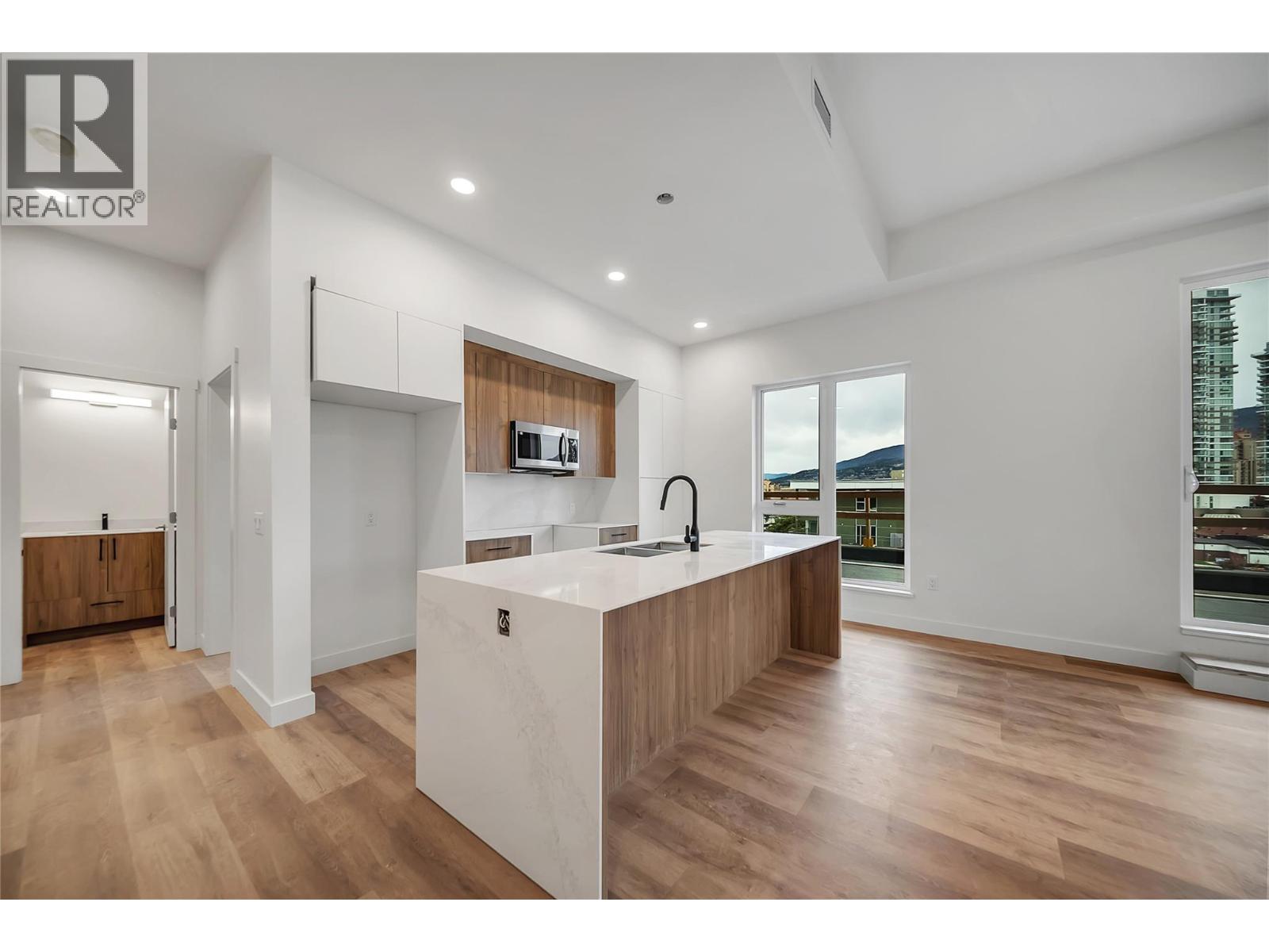 647 Clement Avenue Unit# 611 photo 4