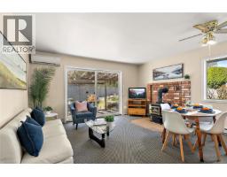 Living room - 3998 Hopesmore Dr, Saanich, BC V8N6A3 Photo 12