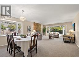 Family room - 3998 Hopesmore Dr, Saanich, BC V8N6A3 Photo 6