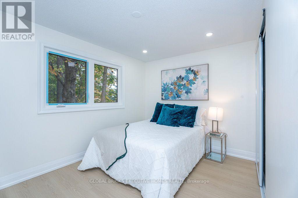 4 Virgilwood Crescent — photo 32