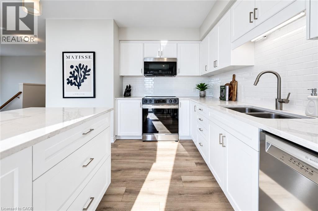 680 BENNINGER Drive, Kitchener — photo 9