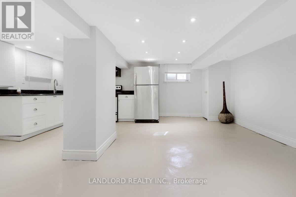 159 LAWRENCE AVENUE W - 34