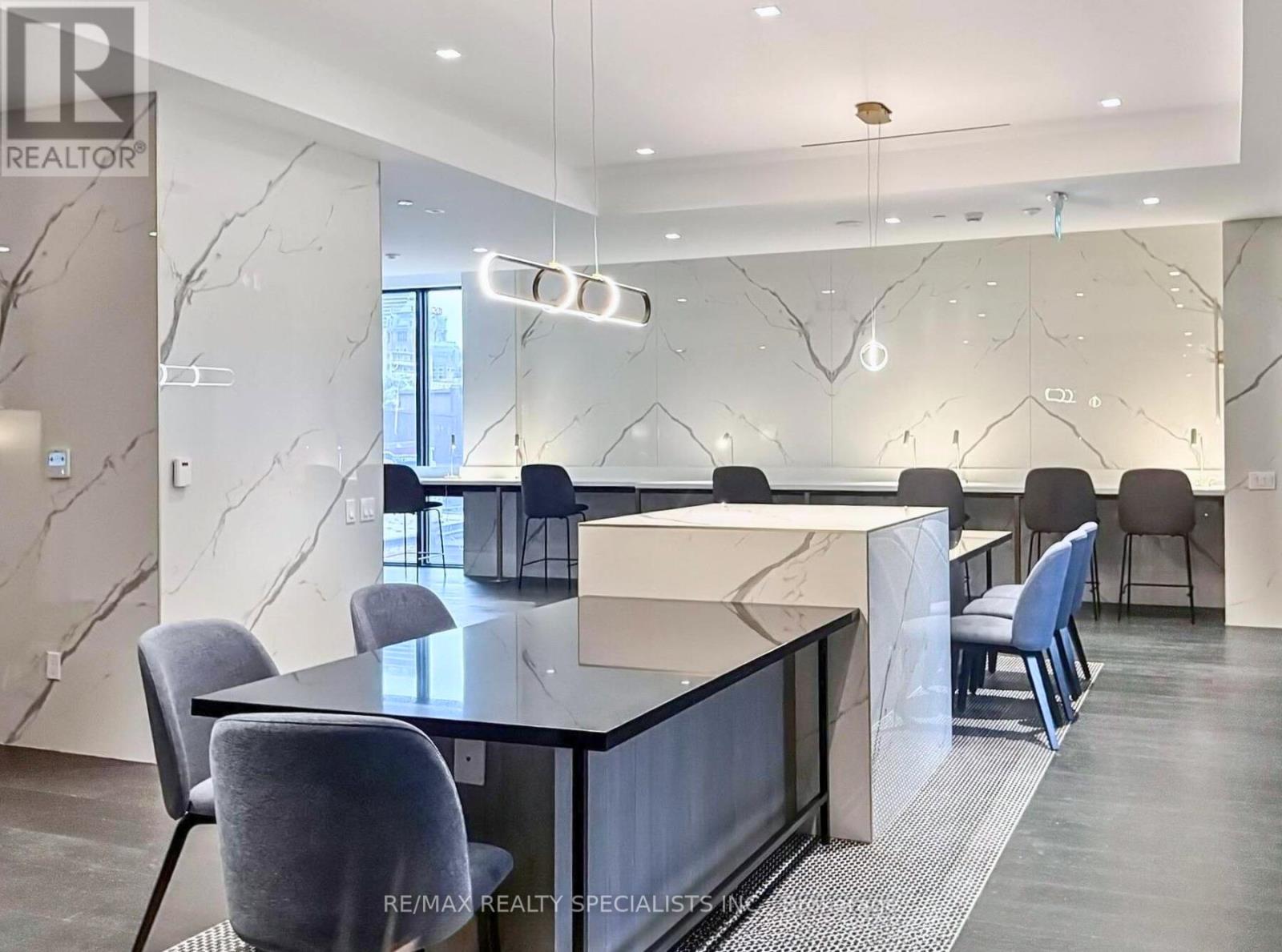 8 Wellesley Street West — photo 15