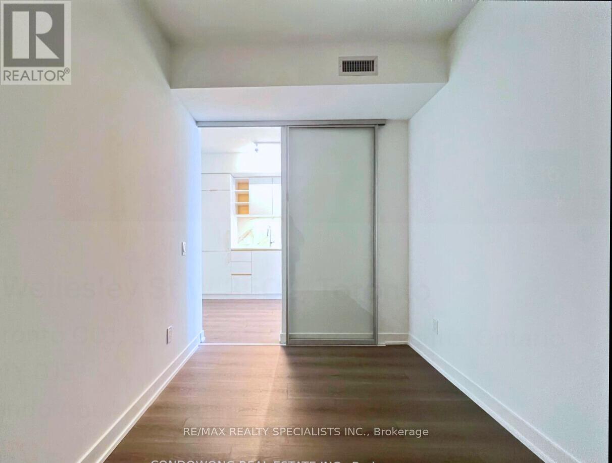 8 Wellesley Street West — photo 23
