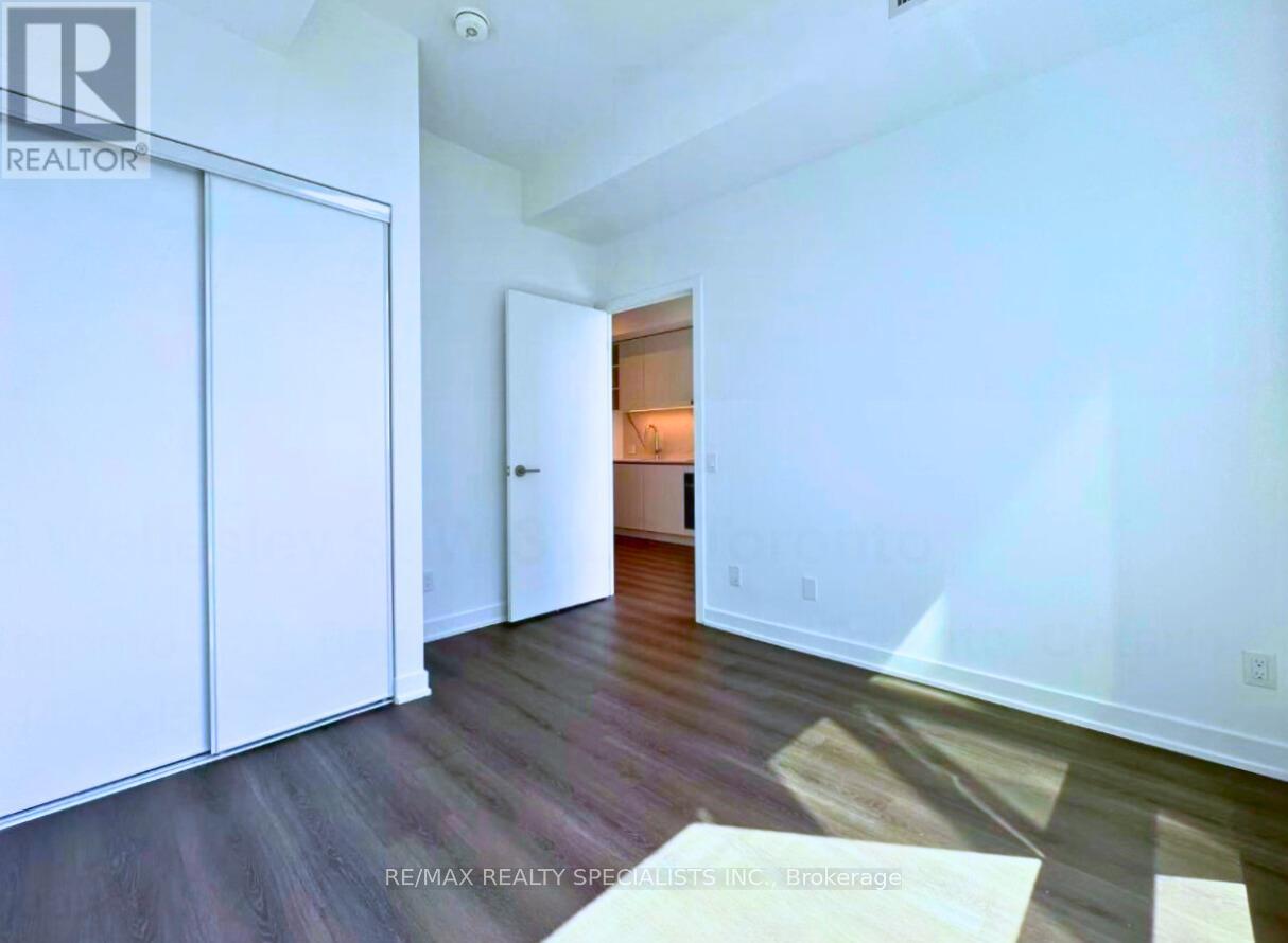 8 Wellesley Street West — photo 28
