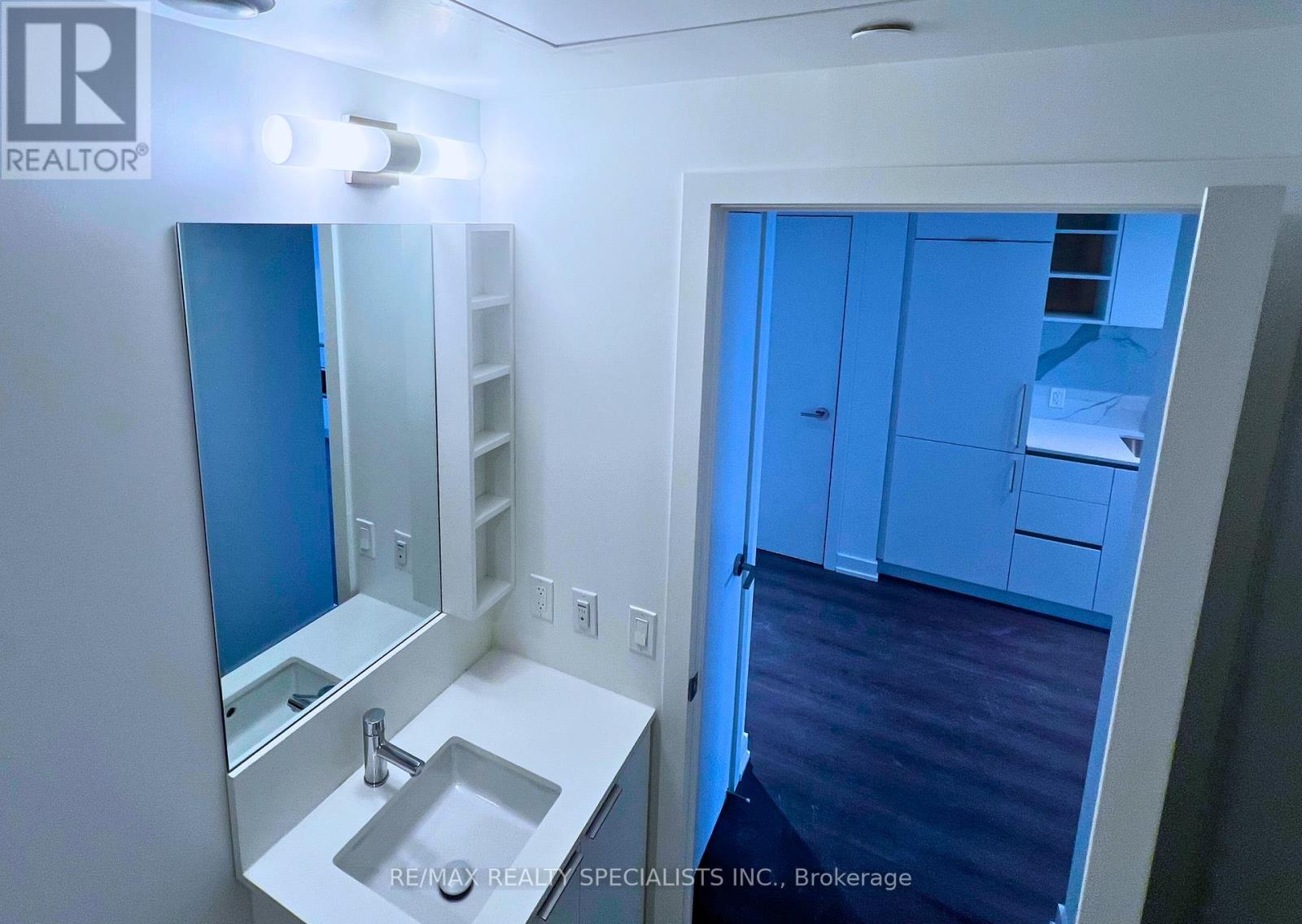 8 Wellesley Street West — photo 31