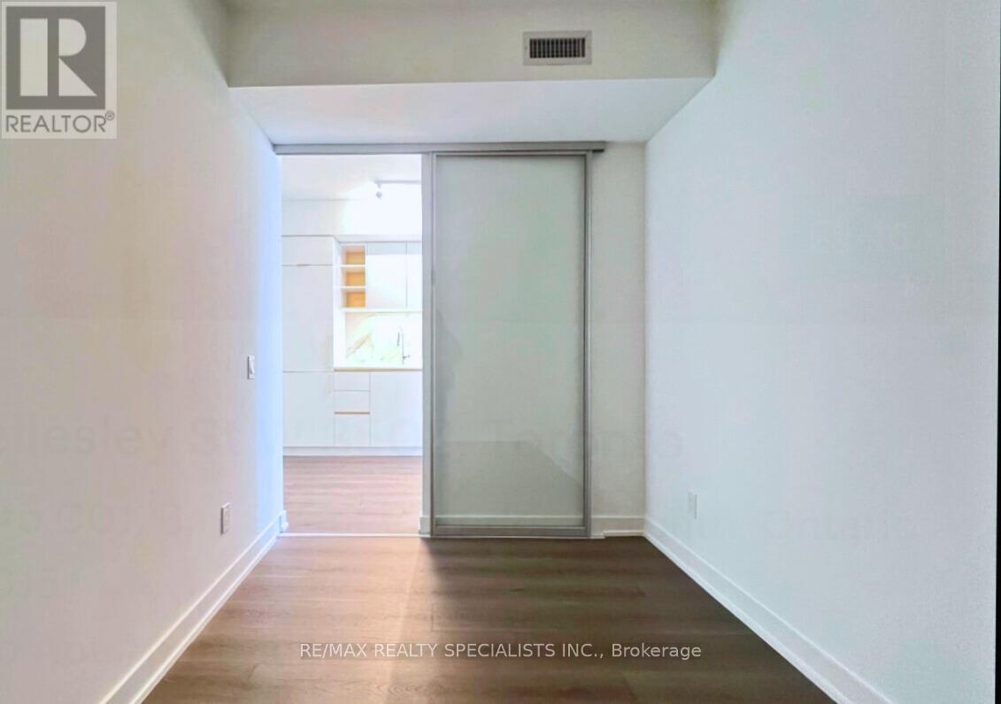 8 Wellesley Street West — photo 35