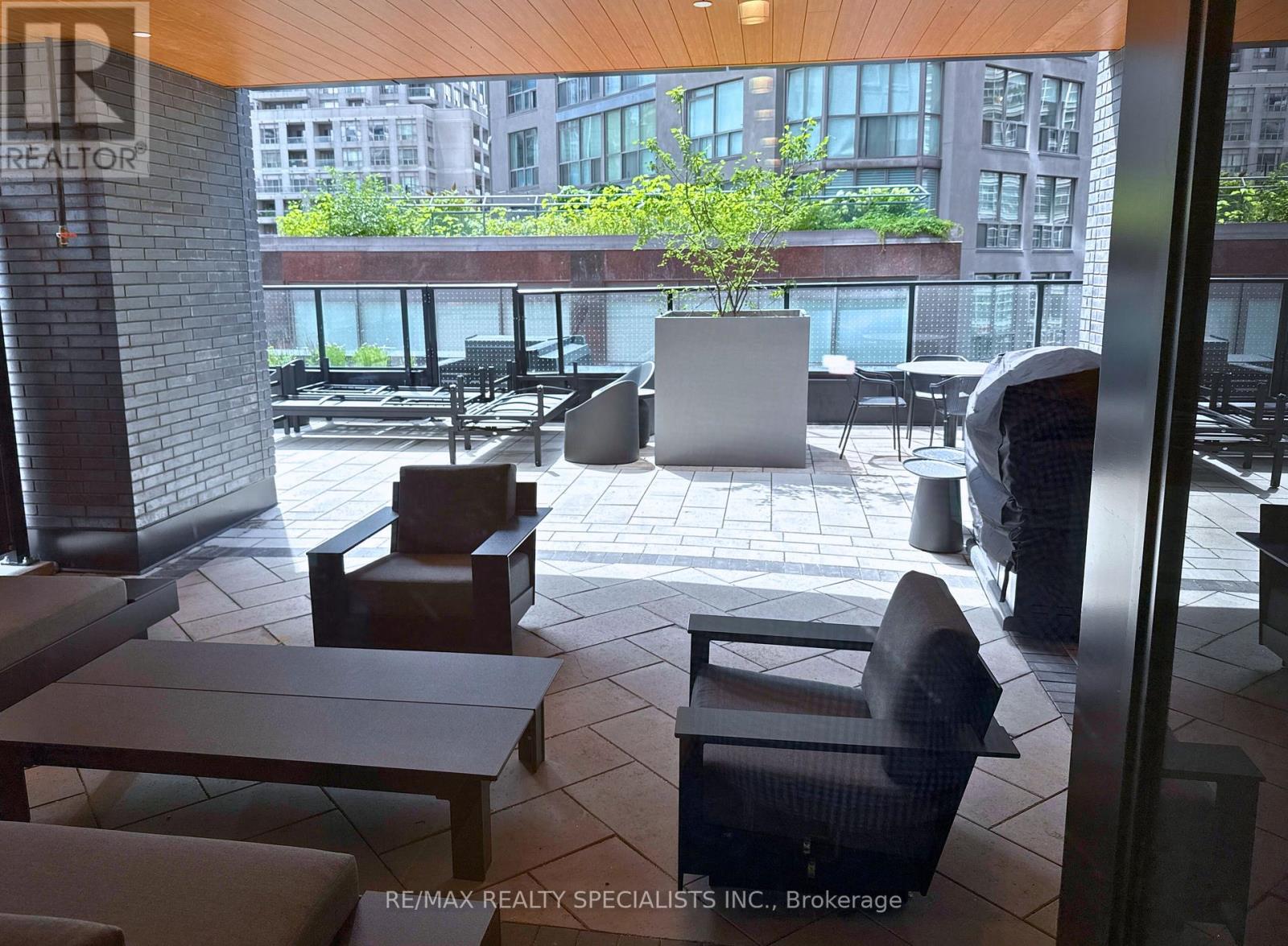 8 Wellesley Street West — photo 37