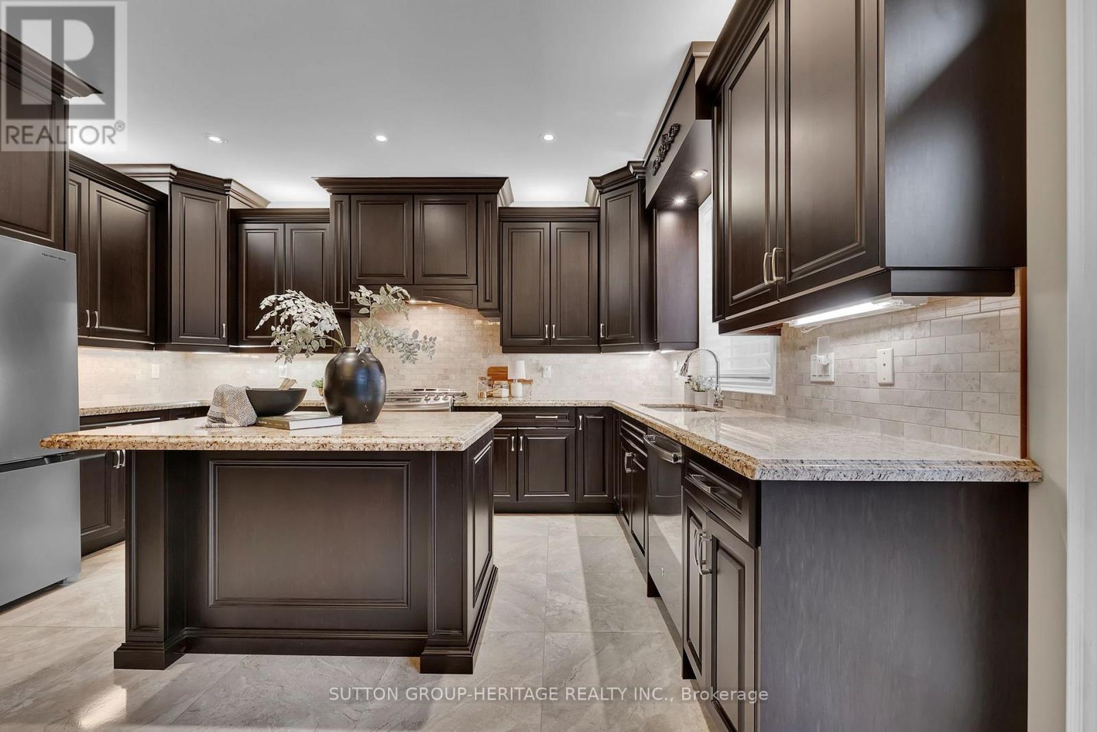 25 Charterhouse Drive, Whitby, ON photo 13