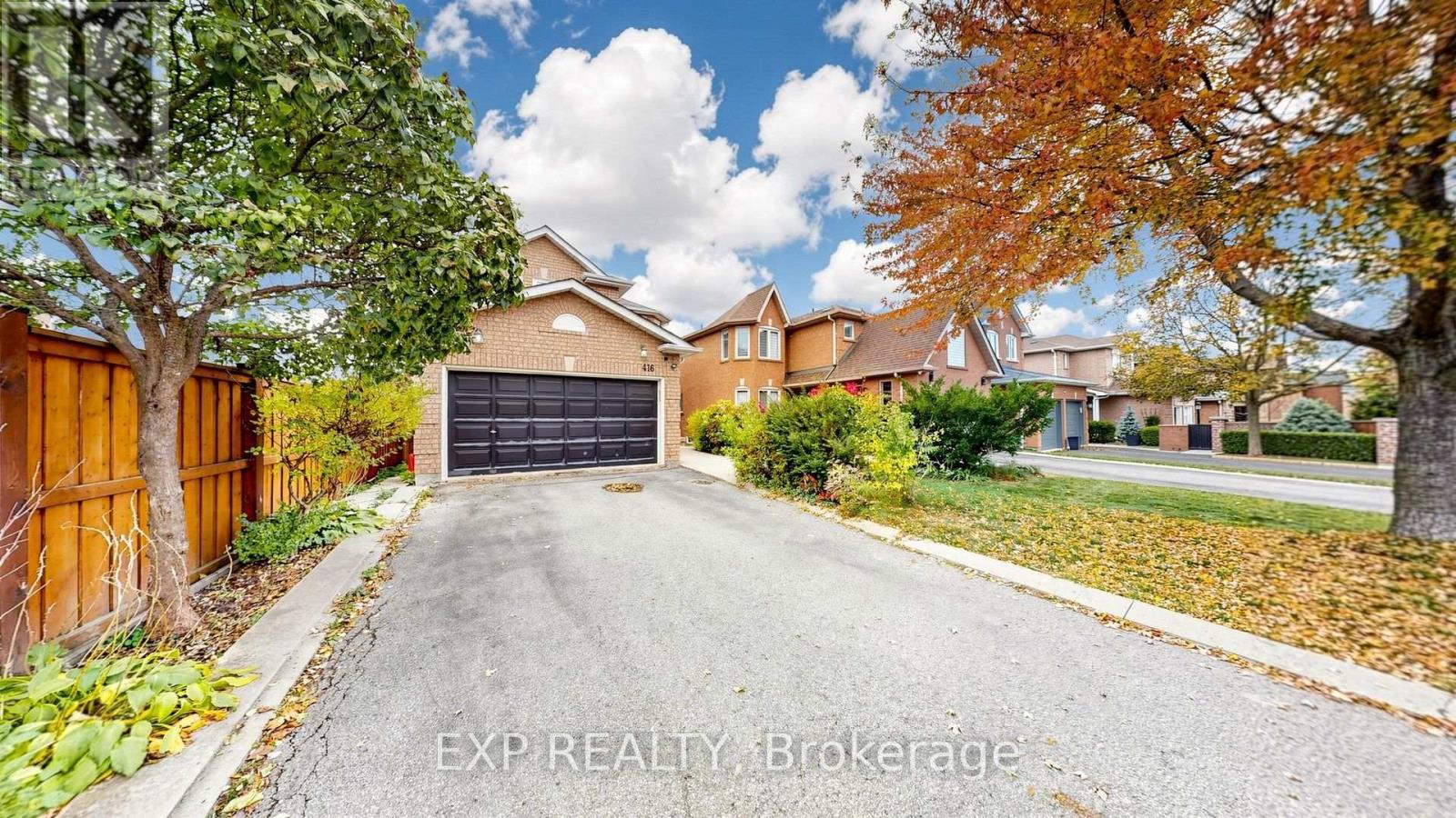 416 Bartholomew Drive, Newmarket, ON photo 2