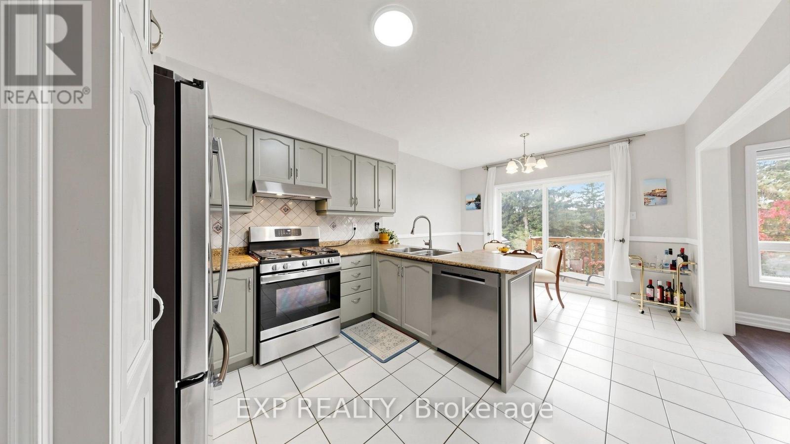 416 Bartholomew Drive, Newmarket, ON photo 8