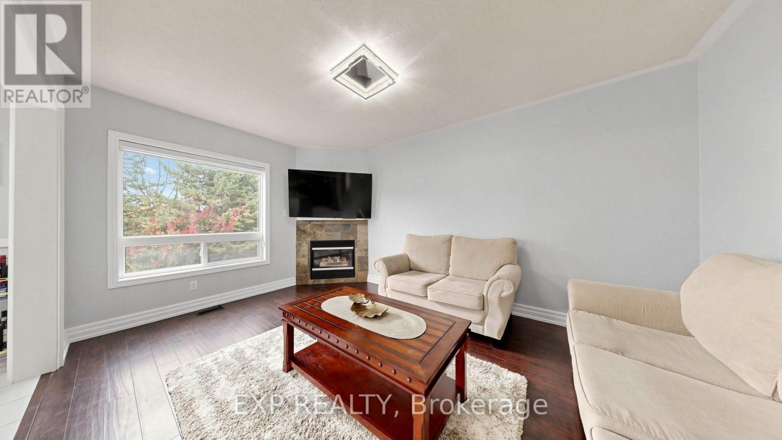 416 Bartholomew Drive, Newmarket, ON photo 9