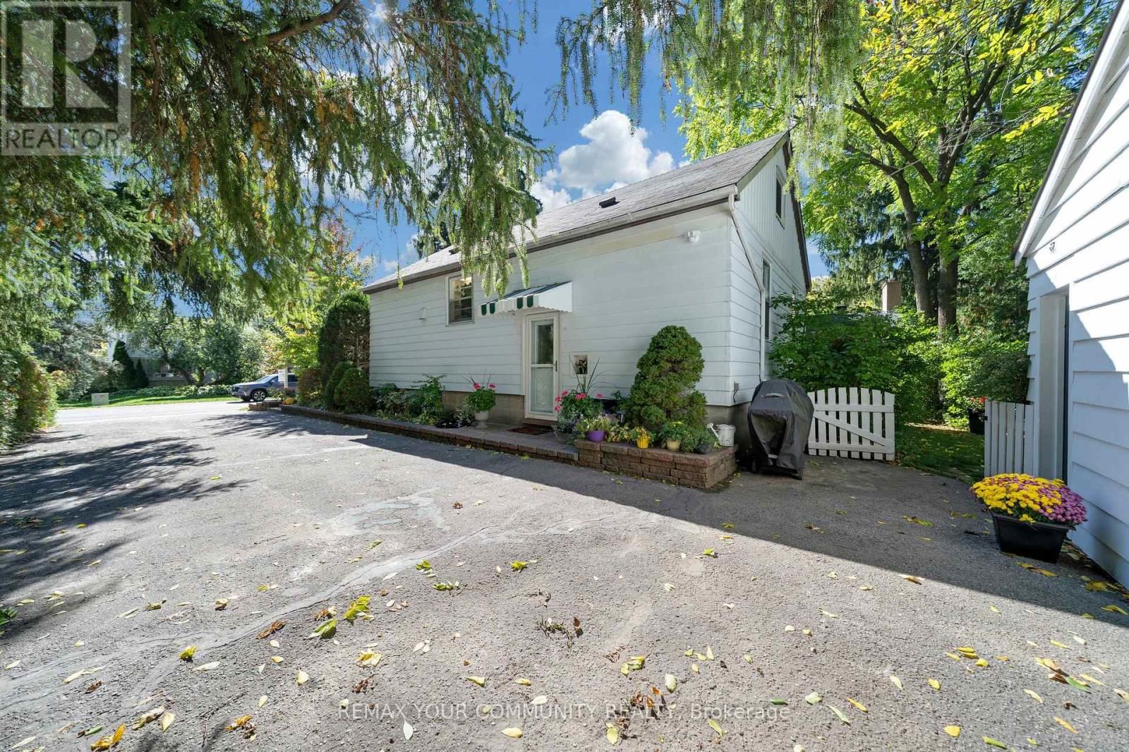 223 Richmond Street, Richmond Hill, ON photo 6