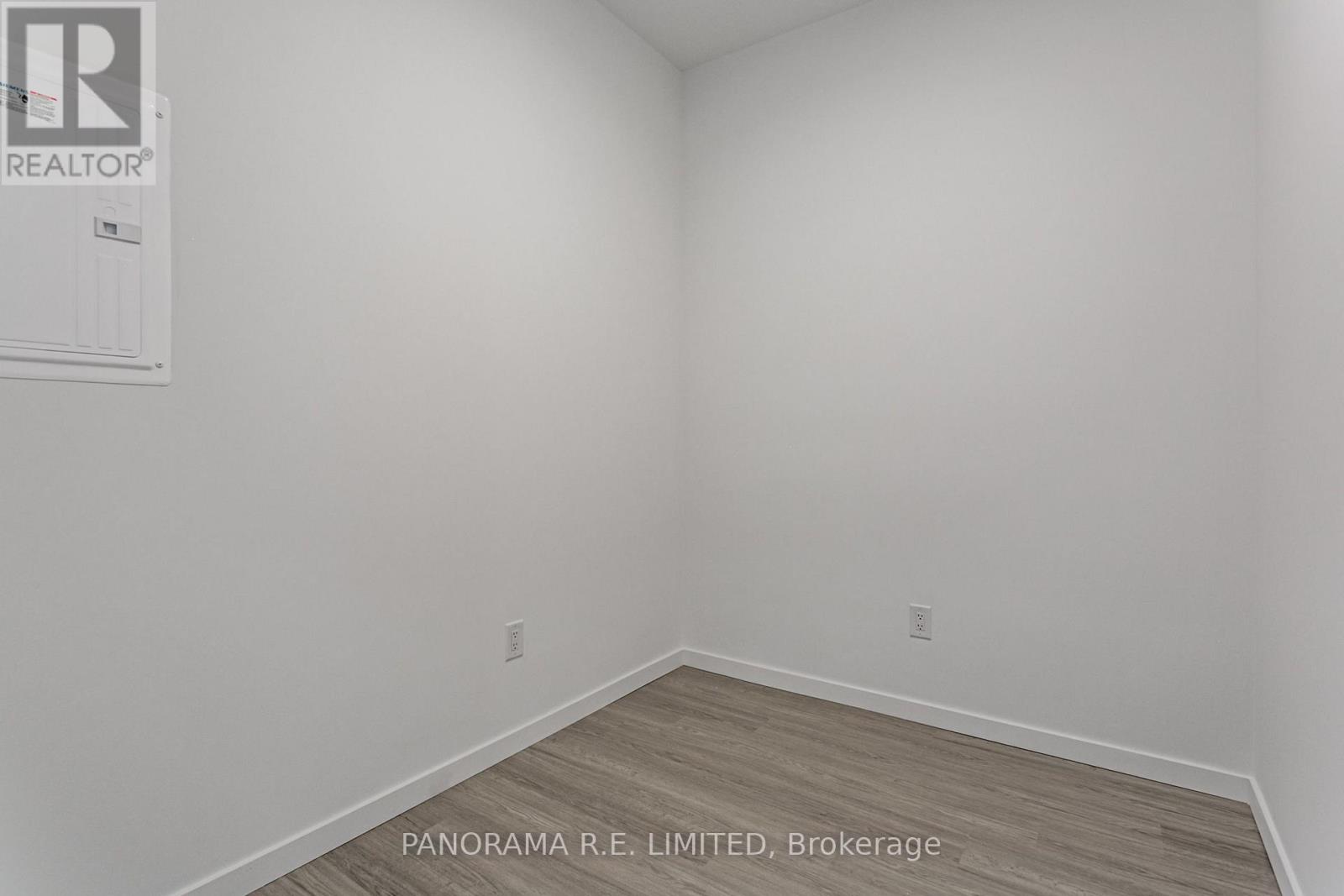 689 The Queensway — photo 10