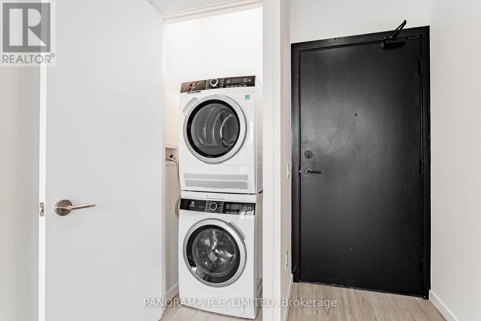 689 The Queensway — photo 11