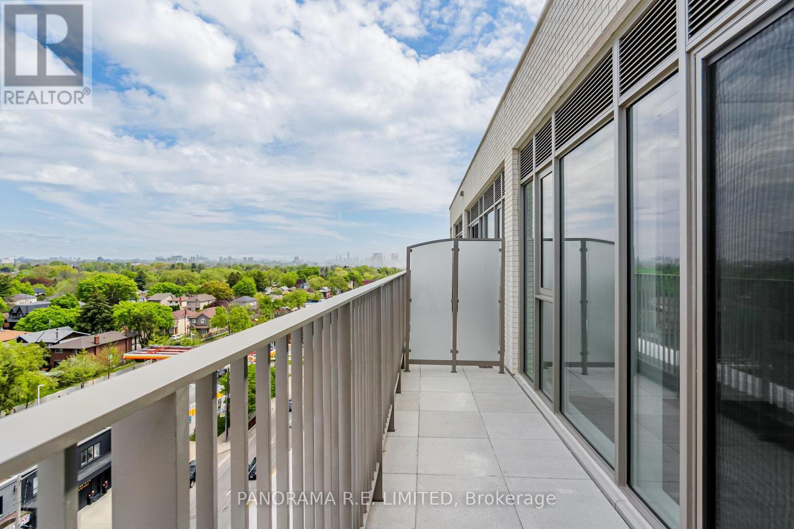 689 The Queensway — photo 12