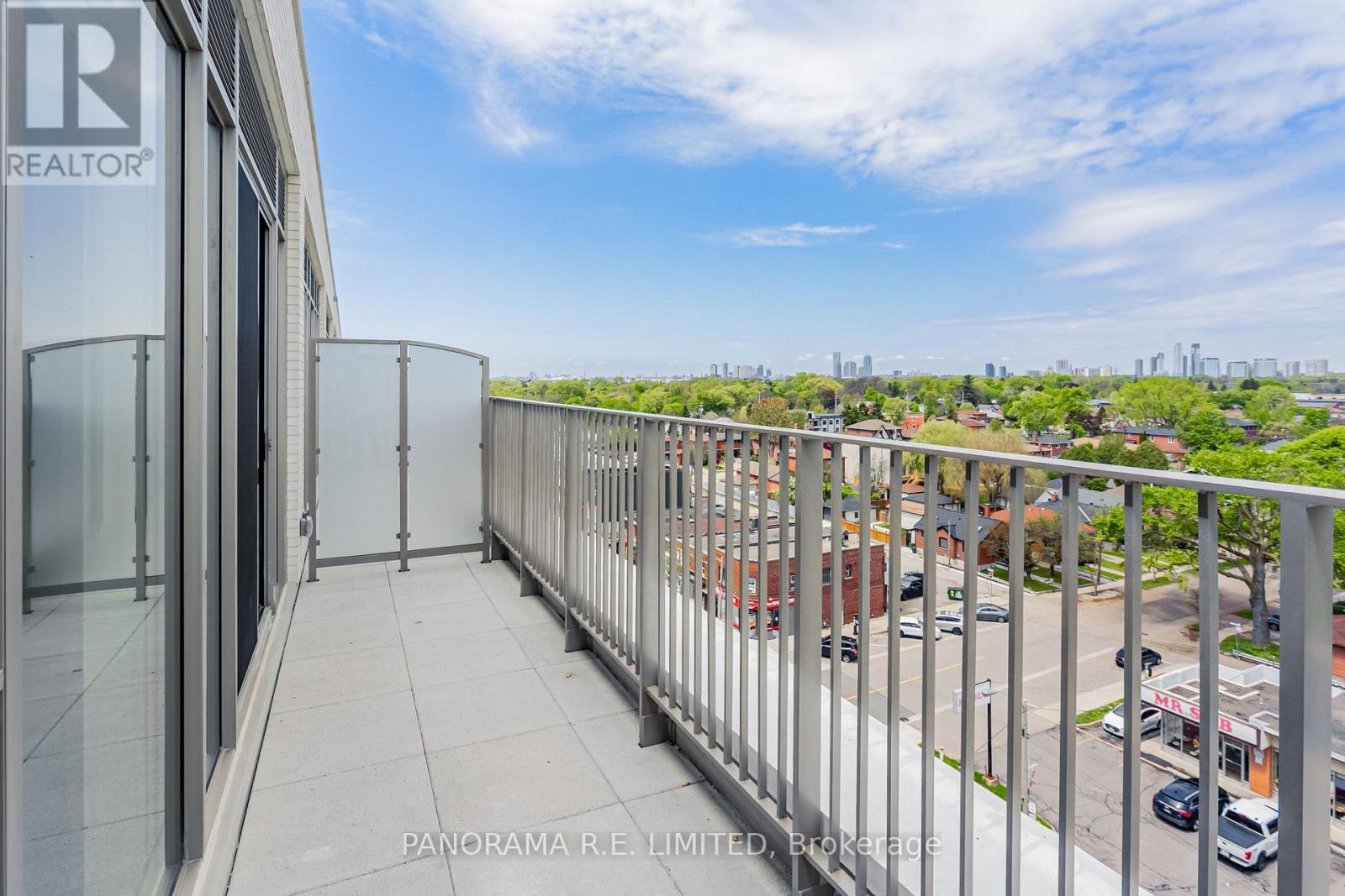 689 The Queensway — photo 13